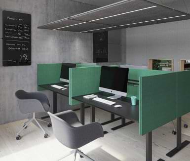 Grüne Tischtrennwände an Schreibtischen mit grauen Bürostühlen